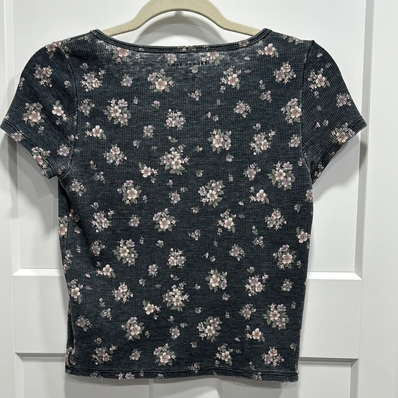 AEO Dark Blue Floral Short Sleeve Crop Top - Size Small - Picture 2 of 8